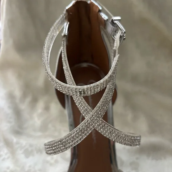 NWOT Jessica Simpson Silver/Crystal Waylane Sandal, Size 8.5 - Picture 6 of 15